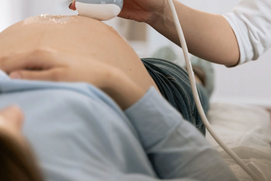 代生宝宝吐黄水，原因与应对策略